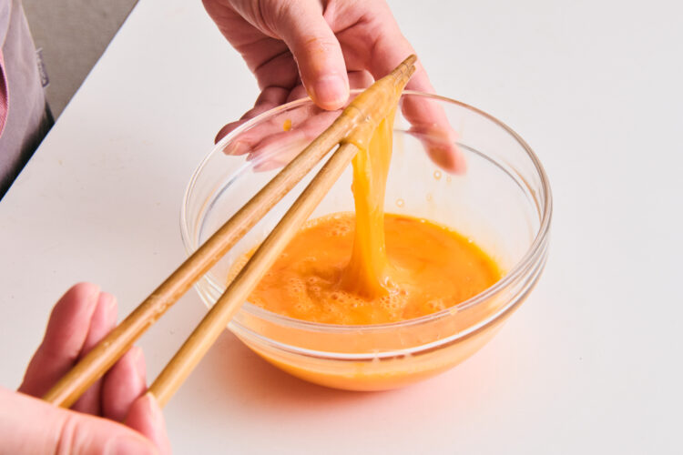 菜箸で4～5回白身をつまんで持ち上げ、白身を切る